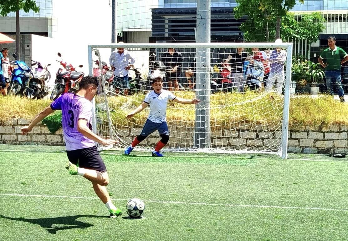 Thi đấu bóng đá